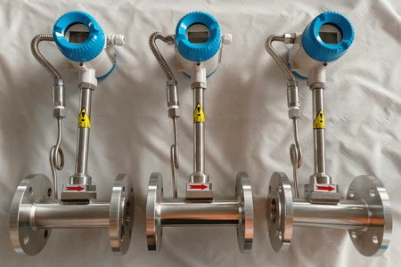 Flange connection with temperature and pressure compensation vortex flowmeter Flange connection with temperature and pressure compensation vortex flowmeter